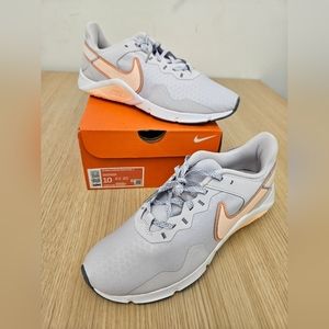 Nike women size 10 legend essential 2